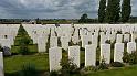 P1000948_Zoals op alle Britse begraafplaatsen liggen de doden onder een eenvormig portlandstenen zerk